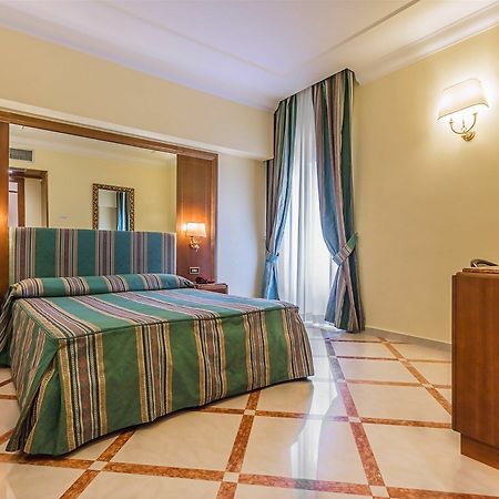 Raeli Hotel Noto Рим Екстериор снимка