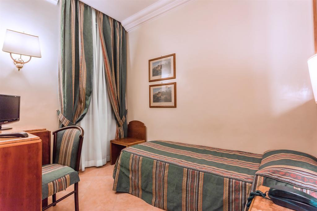 Raeli Hotel Noto Рим Екстериор снимка