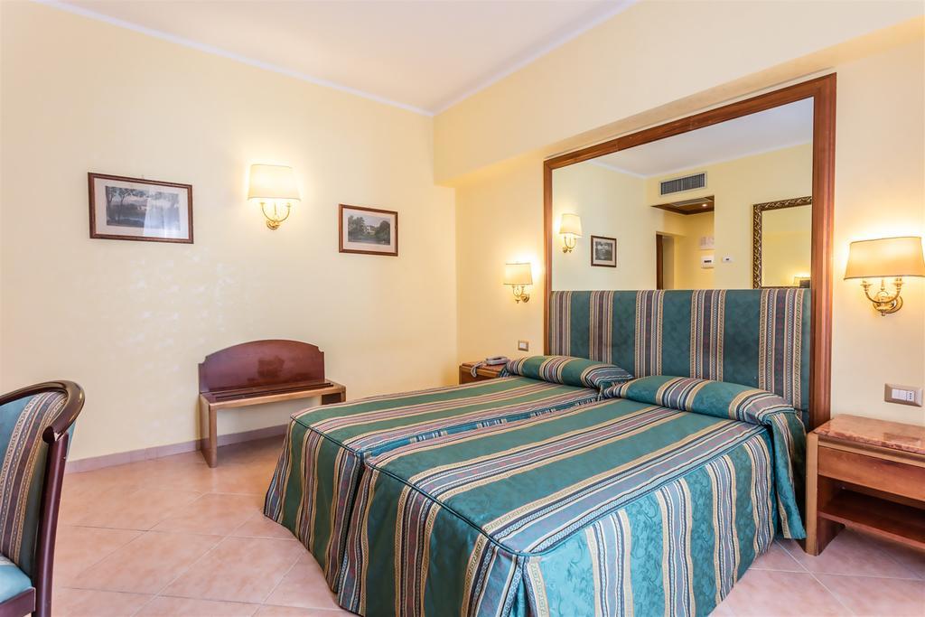 Raeli Hotel Noto Рим Екстериор снимка