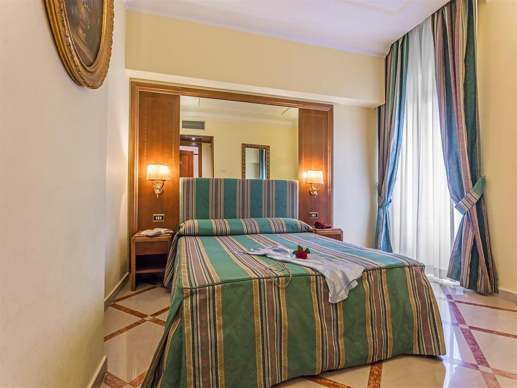 Raeli Hotel Noto Рим Екстериор снимка