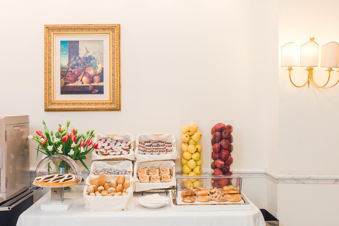Raeli Hotel Noto Рим Екстериор снимка