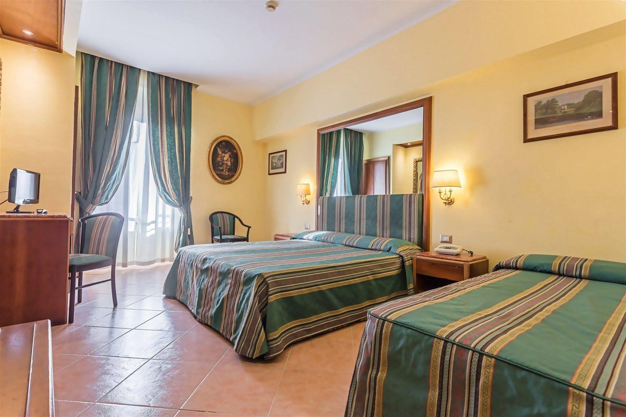 Raeli Hotel Noto Рим Екстериор снимка