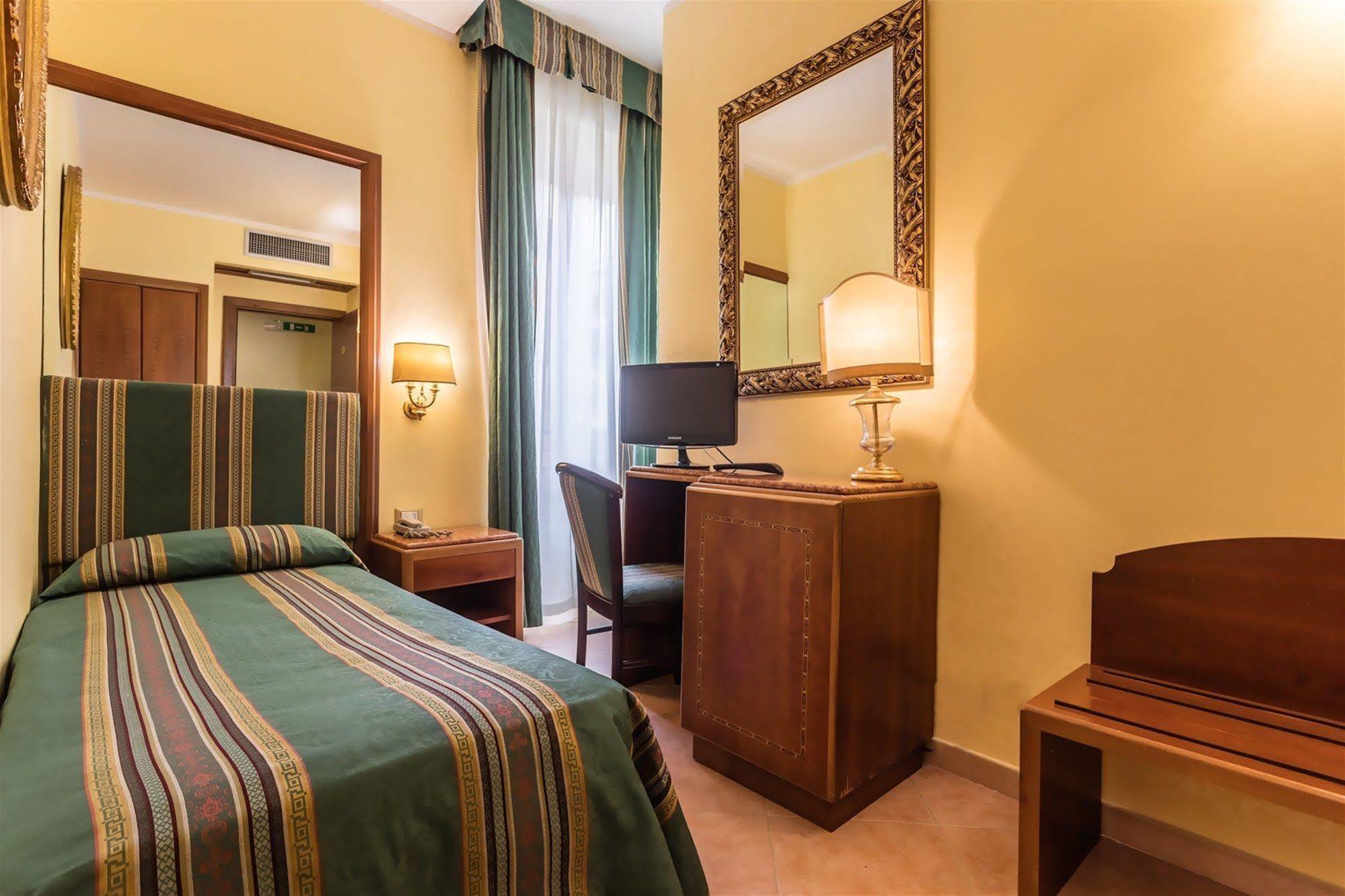 Raeli Hotel Noto Рим Екстериор снимка