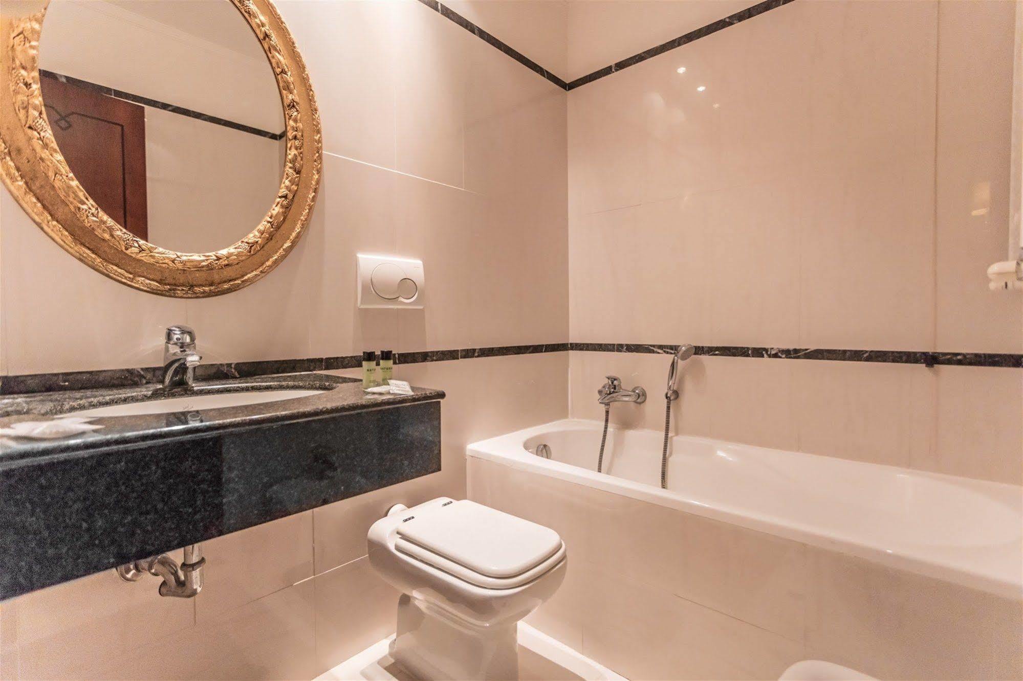 Raeli Hotel Noto Рим Екстериор снимка