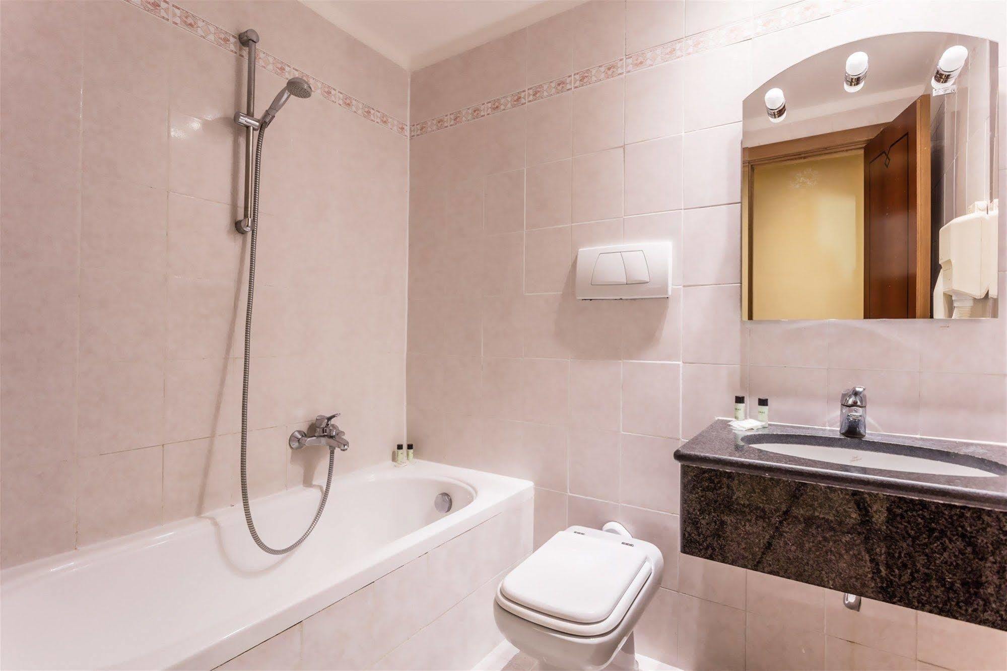 Raeli Hotel Noto Рим Екстериор снимка