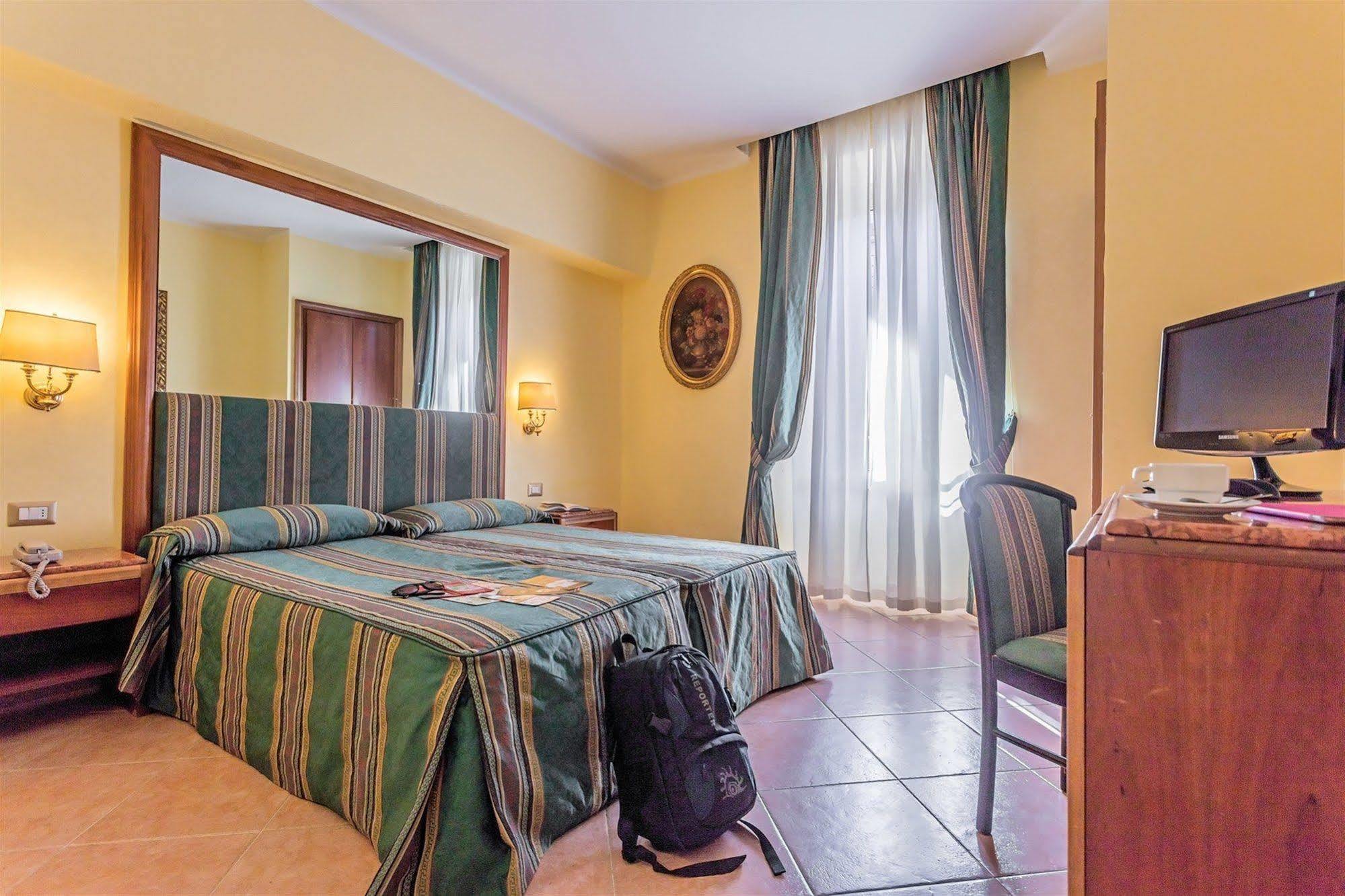 Raeli Hotel Noto Рим Екстериор снимка
