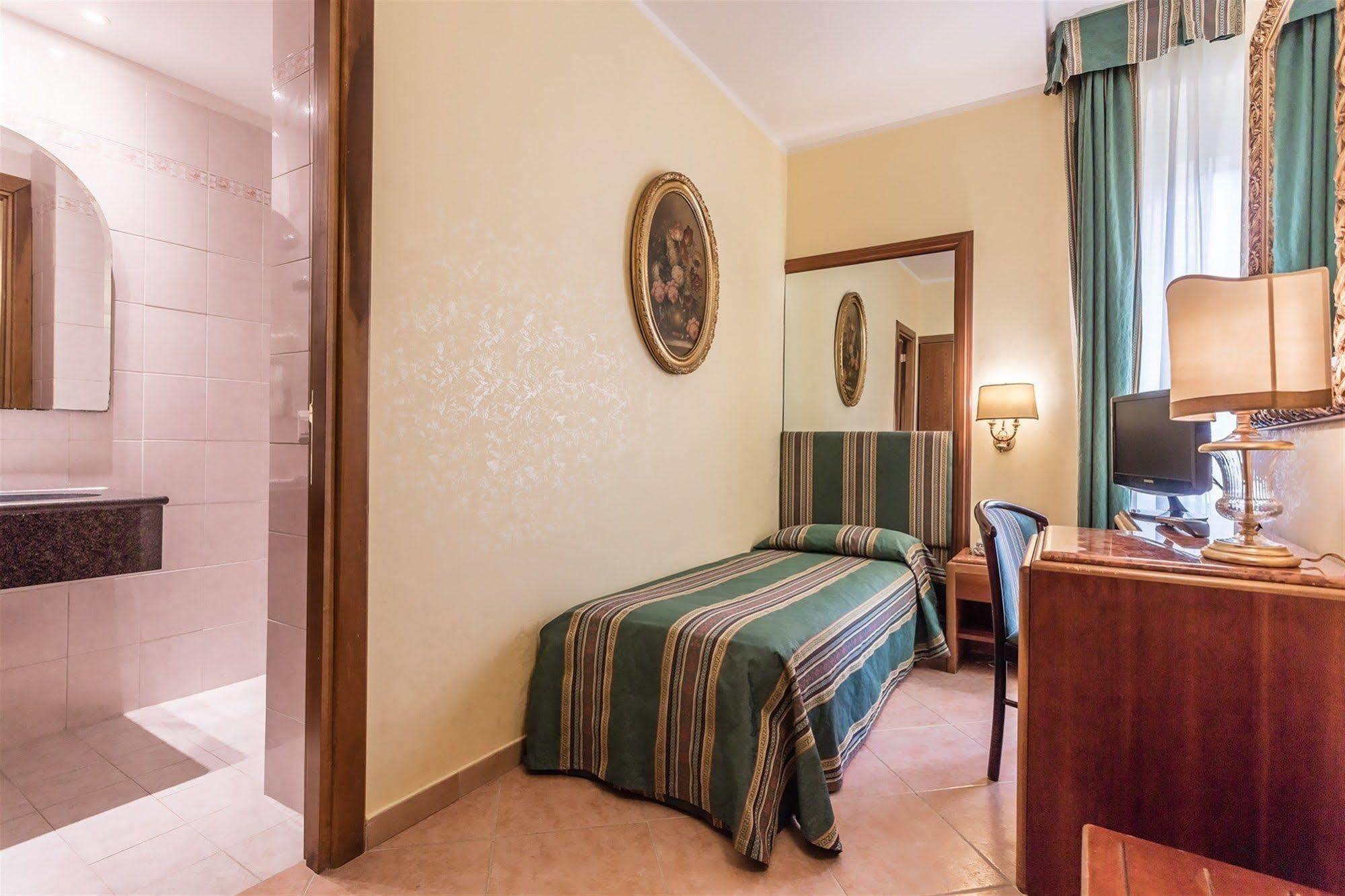 Raeli Hotel Noto Рим Екстериор снимка