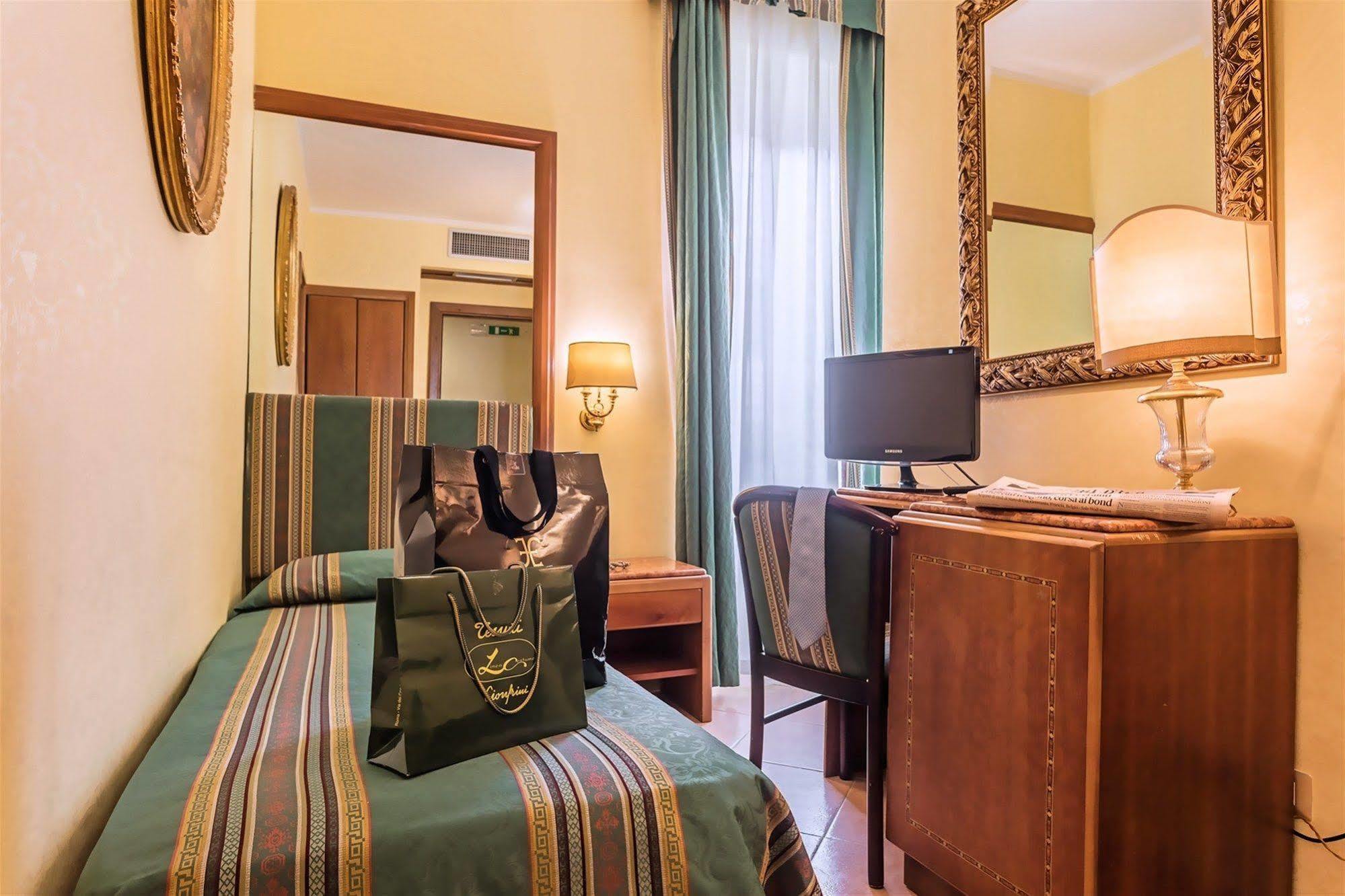 Raeli Hotel Noto Рим Екстериор снимка