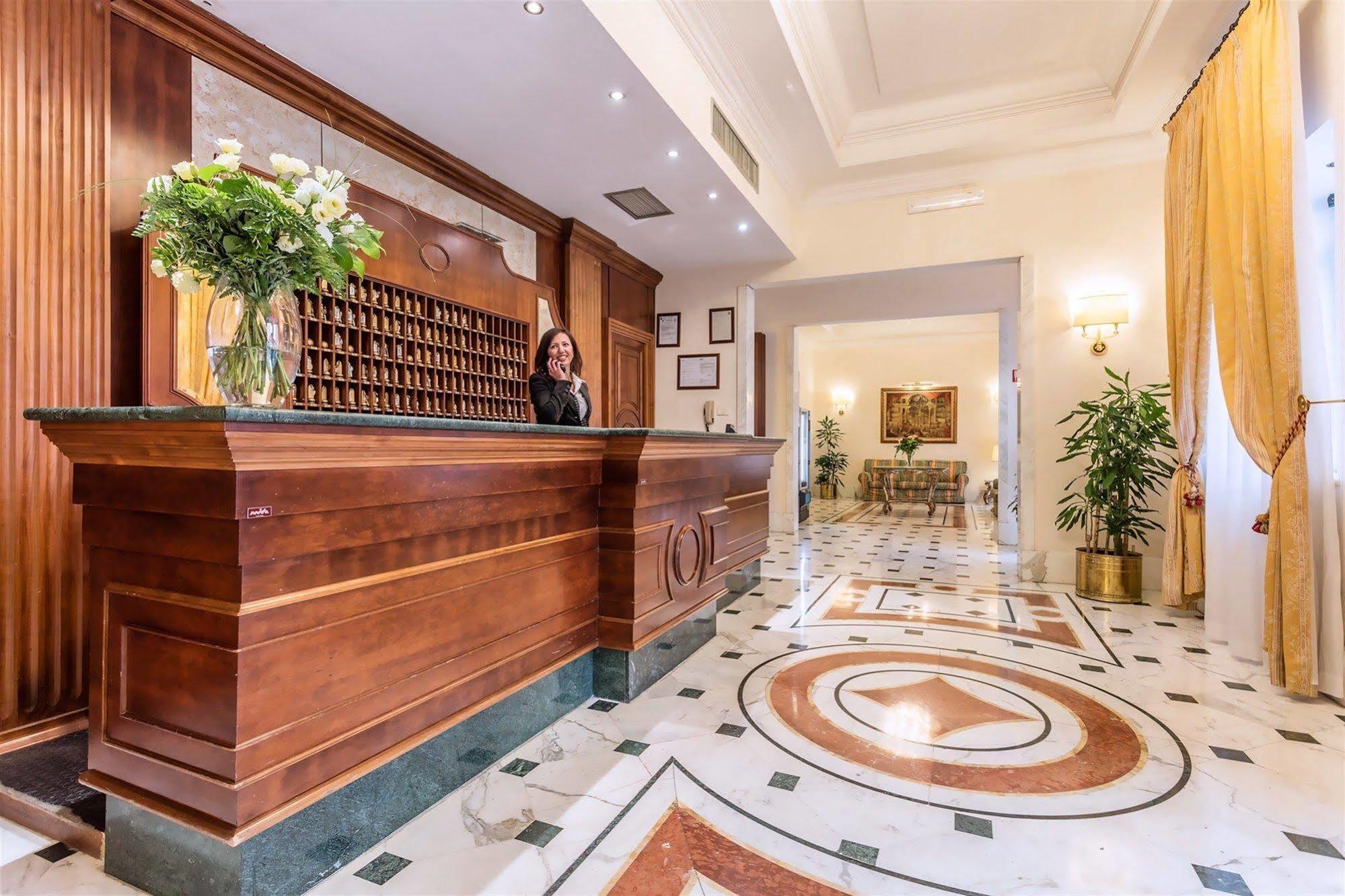 Raeli Hotel Noto Рим Екстериор снимка