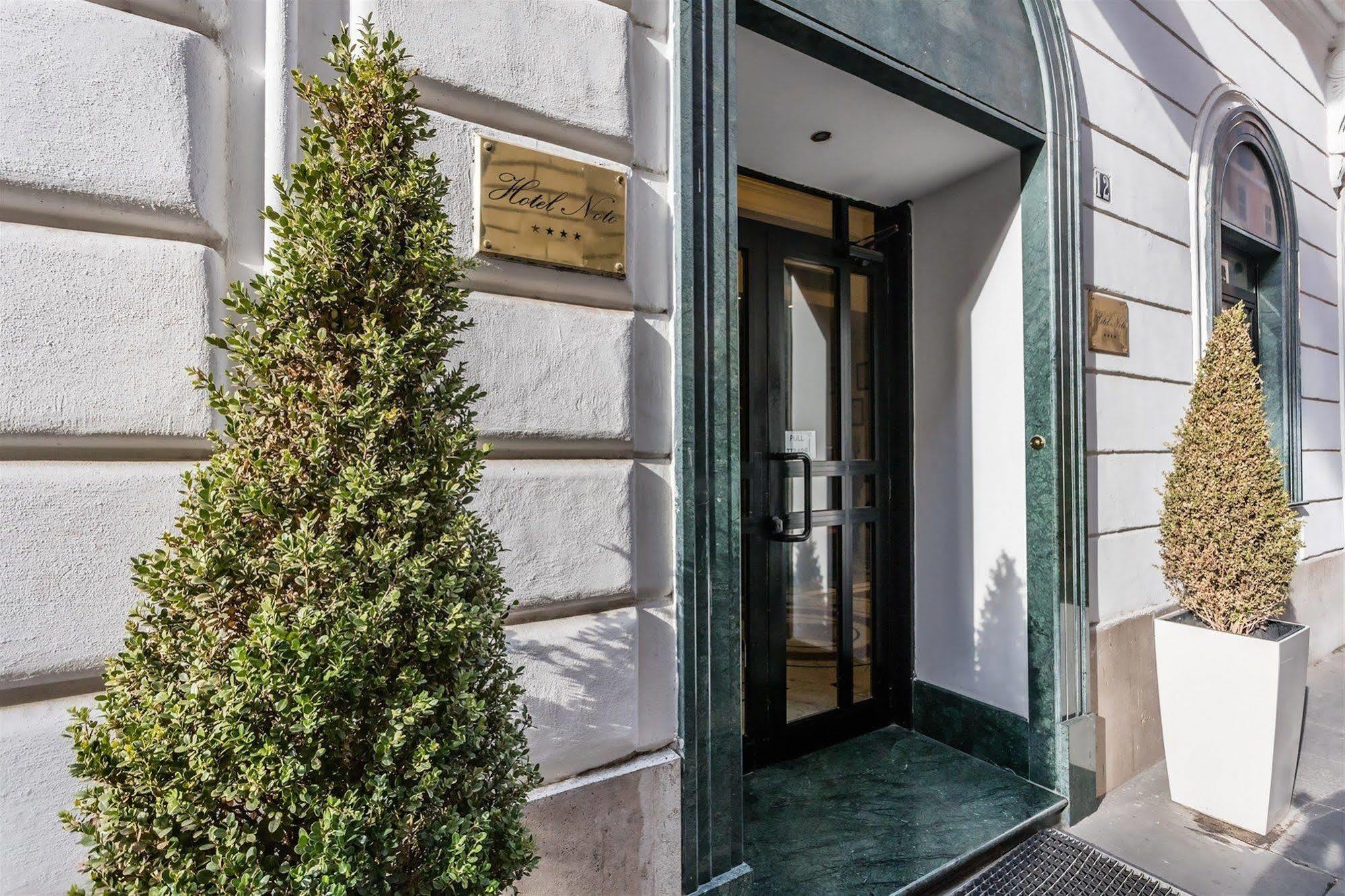 Raeli Hotel Noto Рим Екстериор снимка