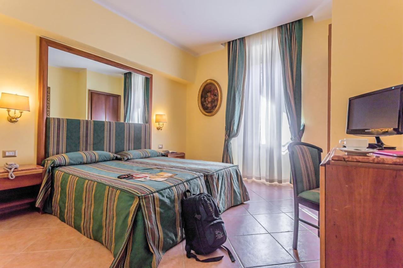 Raeli Hotel Noto Рим Екстериор снимка