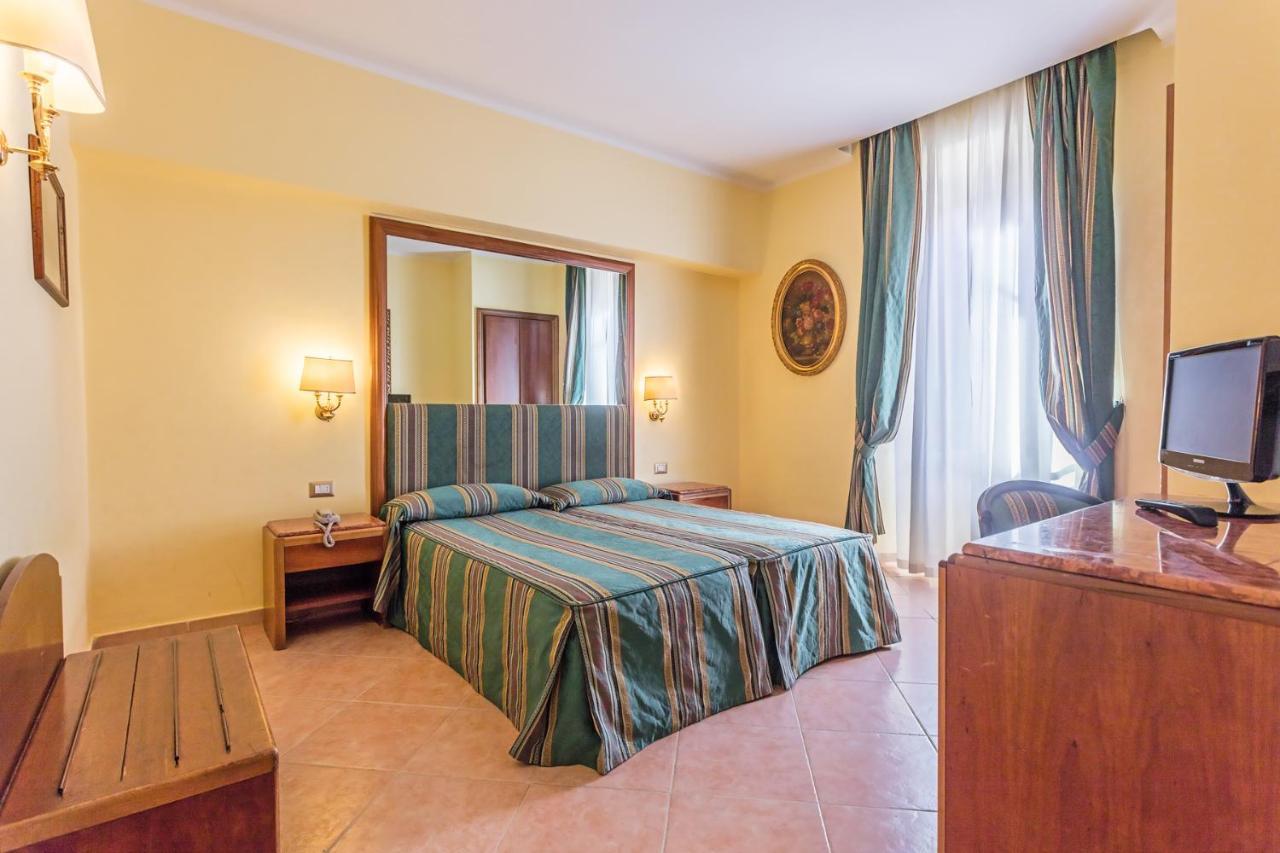 Raeli Hotel Noto Рим Екстериор снимка