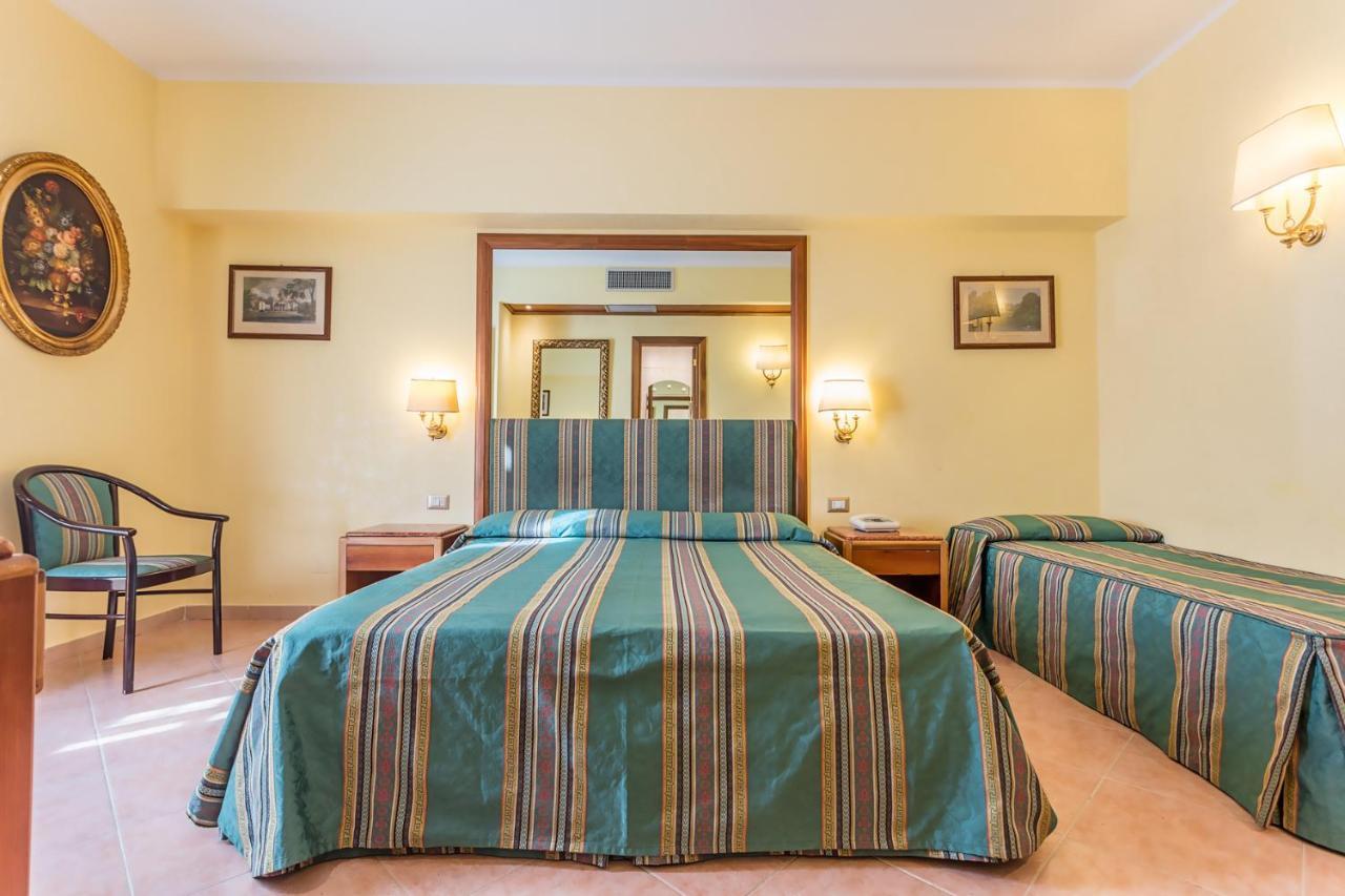 Raeli Hotel Noto Рим Екстериор снимка