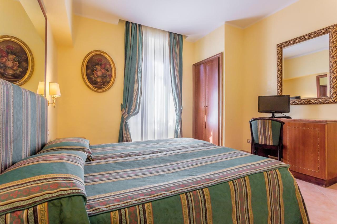 Raeli Hotel Noto Рим Екстериор снимка