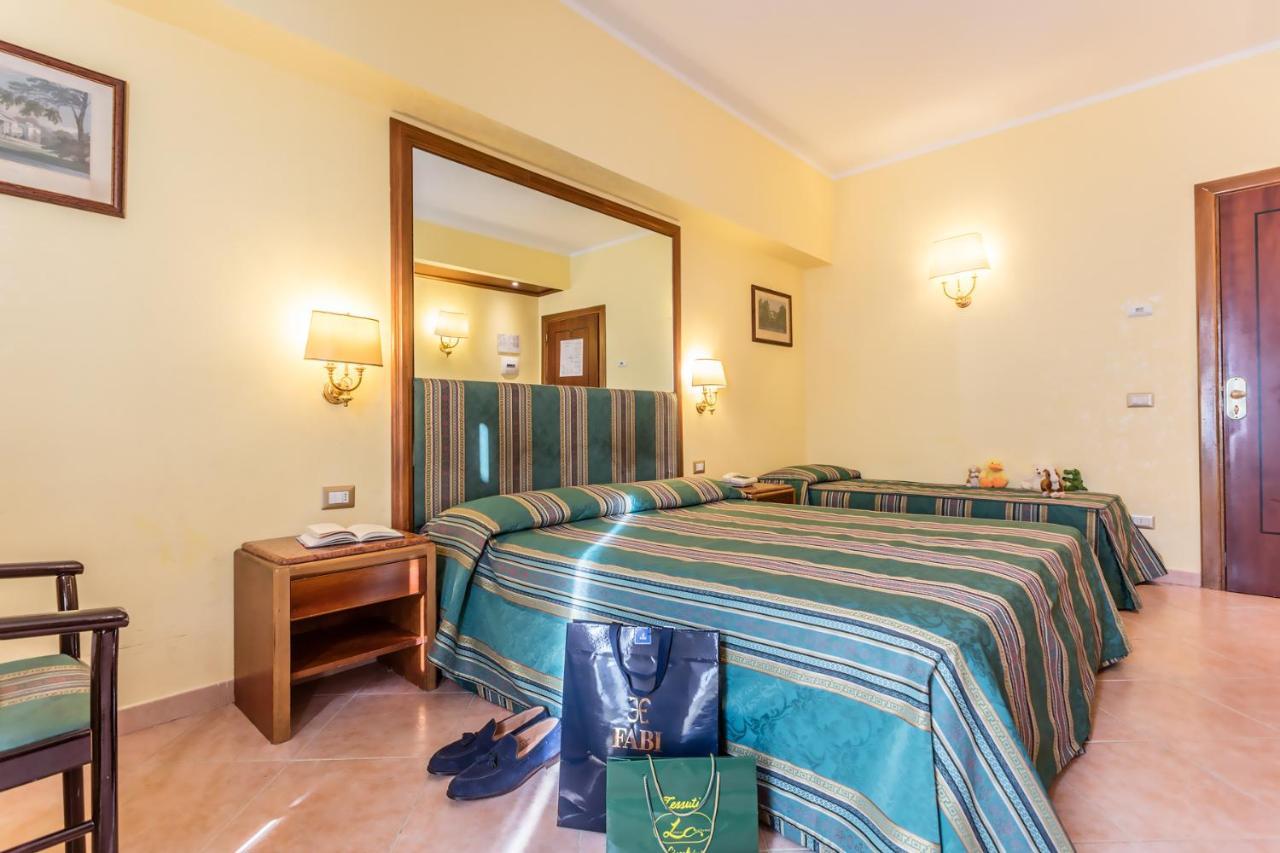 Raeli Hotel Noto Рим Екстериор снимка