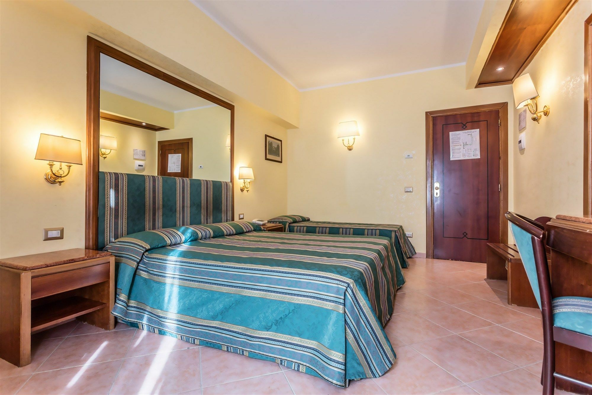 Raeli Hotel Noto Рим Екстериор снимка